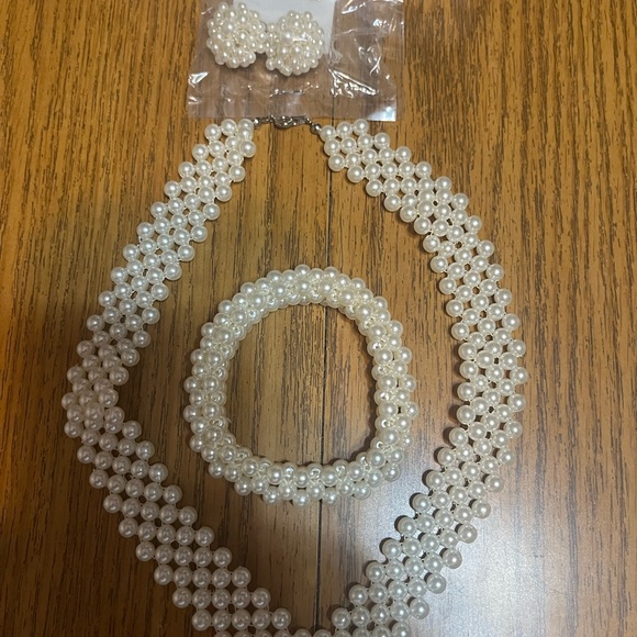 Chic Pearl Jewelry Set - Picture 2 of 6